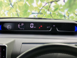 速度やシフト位置などの表示が視線の先にまとまり、運転に必要な情報を確認しやすい配置です。必要な表示をひと目で把握しやすく、日々の運転を支えてくれます。