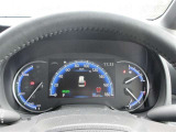 スピードメーターとモニターは見やすく運転しやすい車です。