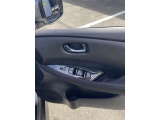 全席パワーウィンドウとなっています。運転席はオートになっているのでワンタッチ開閉することが出来ます。
