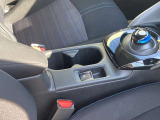 運転席・助手席の間に使いやすいドリンクホルダーがあります。