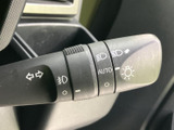 ウインカーやライト、フォグランプに関する表示がレバーにまとまり、運転席から確認しやすい配置です。周囲の明るさに応じた操作にも役立ち、日々の運転をサポートします。