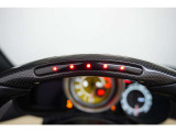 オプション装備としてLEDカーボンステアリングやスクーデリアフェラーリシールド、イエローレブカウンターなどの人気オプションを装備しております。
