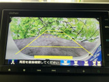 画面上に後方の映像とガイド線が表示され、駐車時の周囲確認をサポートします。車庫入れや縦列駐車の際も、目安を確認しながら落ち着いて操作いただけます。