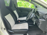 明るい色を配したシートが車内にやわらかな印象を添え、運転席と助手席の空間も見渡しやすい配置です。座面や足元の様子も確認しながら、ご検討いただけます。