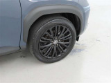 装着タイヤサイズは、215/50R18です。純正アルミホイールを装着しております。