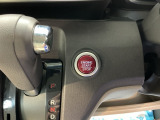 【ENGINE START/STOP】スマートキーをポケットやバッグに入れたままで、キーを差し込むことなくボタンを押すだけでエンジンが始動します。