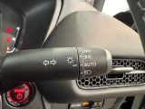 オートライトコントロールを装備!周囲の明るさに応じてヘッドライトを自動で点灯・消灯。トンネル進入時や夕暮れ時にも点け忘れを防ぎ、毎日の運転をさりげなくサポートしてくれる便利な機能です。