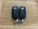 【スマートキー】 スマートキーを携帯していれば、ドアハンドルのボタンを押してロックの解除ができ、パワースライドドア(左側)もワンタッチで開閉できます。