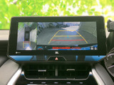 周囲の映像とガイド表示を画面で確認でき、駐車時の後方確認をサポートします。車両周辺の安全確認を助ける便利な装備で、狭い場所での駐車にも役立ちます。