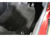 フロアマット標準装備。車内を清潔に保ちます。