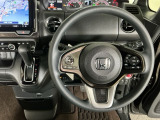 【ハンドル】運転にかかわる様々な操作を安全に行えるように視点移動が少なく操作性に配慮されたスイッチ類が凝縮されたコックピットです。