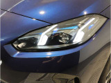 【LEDヘッドライト】先進のLEDテクノロジーを採用。放射される白色光の周波特性は太陽光に近く、バイキセノン・ヘッドライトを上回るコントラストで更に明るく輝きます!