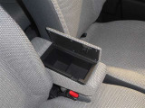 運転席と助手席の間のひじ掛けの中に小物を入れるスペースがあります!