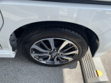 車体にぴったりの純正ホイールです。