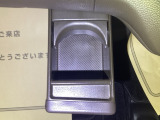 運転席からも助手席からも自由に使えるドリンクホルダーもついております。足元部分にはちょっとした小物を入れるのに便利な収納BOXもあります。