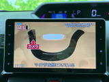 停車中に映像やテレビを視聴でき、休憩時間などのひとときを過ごす際にも便利です。画面表示は見やすく、車内で過ごす時間に映像コンテンツを楽しめる装備となっています。