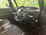 運転席まわりは窓からの視界が広く、前方や周囲を確認しやすいレイアウトです。シートには落ち着いた色柄を採用し、乗り降りの際にも手に触れる部分がまとまっています。
