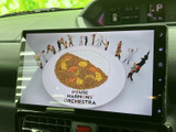 停車中にテレビ映像を視聴でき、待ち時間も車内で過ごしやすくなります。画面いっぱいに映像が表示され、見たい番組を楽しめる装備です。停車時のくつろぎにも役立ちます。