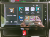 画面にはテレビやラジオ、電話、音楽などの項目が並び、利用したい機能を見つけやすい構成です。アイコンと文字で表示されるため内容を把握しやすく、日々の移動中も使い分けしやすい装備です。