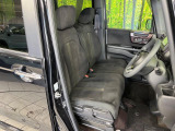 運転席まわりには十分なスペースがあり、大柄な方でもゆったり運転していただける環境です。