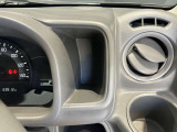 運転席側前部にドリンクホルダーあります♪運転中でも手が届きやすい位置にあって使い易いです♪