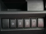 トラクションコントロールとは、すべりやすい路面での発進時や加速時にタイヤの空転を抑え、駆動力確保に貢献する機能です。詳細は販売店スタッフまでおたずねください。