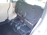 ◆チップアップ&ダイブダウン機構付【ULTR SEAT】は後席座面を左右分割で跳ね上げることができます。トランクで積載できない背の高い荷物をラクラク収納できます。ホンダ車ならではの人気装備です。