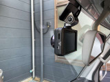 ドライブレコーダーは、車の運転中に前方の映像を記録する装置です。万が一の事故の際に、状況を記録して証拠として利用することができます。