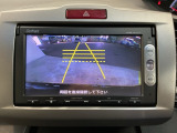 リアカメラ装備、運転に自信のない方でも安心して車庫入れができるリバース連動リアカメラが装着されています。狭い駐車場はもちろん、雨の日や夜間でもストレスなく運転していただけます。