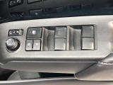 パワーウィンドのスイッチです。運転席に座りながら、助手席や後席の窓を開け閉めできるので大変便利ですよ。