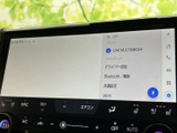 画面上に設定や接続機器などのメニューが表示され、必要な項目を確認しやすい構成です。空調の操作表示も近くにまとまり、日常的な設定を行う際に便利です。