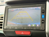 【バックカメラ】駐車時に後方がリアルタイム映像で確認できます。大型商業施設や立体駐車場での駐車時や、夜間のバック時に大活躍!運転スキルに関わらず、今や必須となった装備のひとつです!