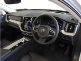 インストルメントパネルは僅かに運転席側へと傾けられているほか、余計なスイッチ類を可能な限り排し、運転に集中しやすい環境を造り出しています。