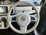 握りやすい形状のステアリングにスイッチ類を備え、運転姿勢のまま手元で操作しやすい構成です。視線移動を抑えながら扱える便利な装備がそろっています。