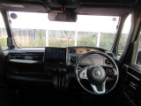 前方視界はとても見やすく運転しやすい車です。
