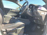 運転席まわりは視界が広く、前方や周囲の状況を確認しやすいレイアウトです。シートには体を支える形状があり、乗り降りもしやすい開口部。毎日の移動から長めのお出かけまで快適にお使いいただけます。