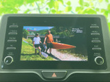 テレビ番組を画面で楽しめる装備を備えています。お出かけ先での休憩時間など、停車中に映像を視聴したい場面にも活用でき、日常の過ごし方に選択肢を広げてくれます。