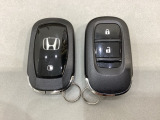 スマートキーを装備しています。鍵を差し込むことなくドアロックの開け閉めと、スタートボタン操作でのエンジンスタートができます。スペアキーも同じものを用意しております。