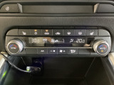 温度の設定のみで快適な風量やモードなどを自動調整してくれるフルオートエアコンを装備!運転席側、助手席側で左右独立して温度調節も可能です!