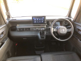 【インパネ全体】手が届きやすく、どなたでも運転しやすいです。シンプルで使いやすい設計になっています!