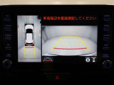 パノラミックビューモニターを装備。駐車場や交差点でクルマを真上から見るように周囲を確認できます。機能の詳細は販売店スタッフまでおたずねください。