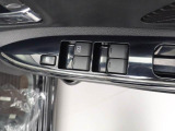 パワーウィンドウのスイッチです。 運転席に居ながら助手席の窓を開け閉めできるので便利ですよ。 ロック機能も付いてるので子供がイタズラして窓を開けるという事もできなくできますよ。