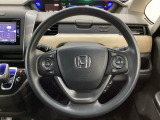ハンドルにHondaセンシング系のクルーズコントロールやレーンキープアシストなどのスイッチと、オーディオの操作スイッチが装備されています。ハンドルから手を離さず安全に操作できます。