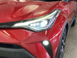 【LEDヘッドライト】白く照らされるのが特徴です。明るいだけでなく、周囲からの認知されやすく歩行者や死角にいる方へアピール効果、安全性が飛躍的に向上します!