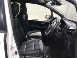 高いホールド性で運転姿勢が安定します。長距離ドライブでも疲れにくいのが魅力です。快適なドライビングライフをお送りください♪