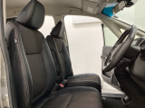 広い足元に肘掛けもついたゆったり座れるシートです。運転席と助手席の間が空いているため、助手席側への移動がスムーズです。交通量の多い道でも、助手席側から乗り降りができます。