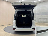 パワーバックドア付き☆開閉スイッチを車両側面両側に配置。車両の横に立って操作することで、後ずさりすることなくドア開度を確認しながら任意の位置で安全に停車させることができます。