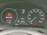 速度やシフト位置、燃料残量などの情報がまとまり、運転席から確認しやすい配置です。表示内容を把握しやすく、出発前や走行中に必要な情報を確認する日常の運転を支えます。