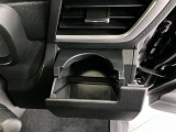 エアコン送風口にあるカップホルダーは、閉じた状態ではスマホホルダーに、引き出せばドリンクホルダーとして使えますよ!