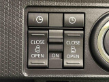 両側パワースライドドアウェルカムオープン機能 降車時にスイッチで予約しておけば、乗車時に電子カードキーを持ってクルマに近づくだけでパワースライドドアが自動でオープン♪